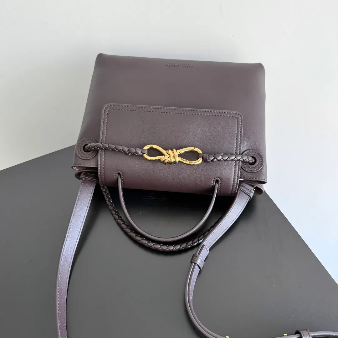 Batch 2060 BottegaVeneta Latest Ciao Ciao Bag Silky cowhide two-way flap handbag with signature twist detail, hidden hook closure, flap can be fastened to the front or attached to the INTRECCIATO woven internal pocket, comes with an adjustable and removable crossbody strap, internal compartment, and also features a zippered pocket. The surprise flap has various shapes. Style 1 - Cover the bag surface, exposing the knot and knot decoration. Style 2 - Place the flap inside the bag. A buckle is also designed. Style 3 - The U-shaped position of the top handle in the hand bag. Style No.: 835835 Size: 26*19*10.5cm